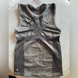 NWT🏷️NUX active mesh detail top